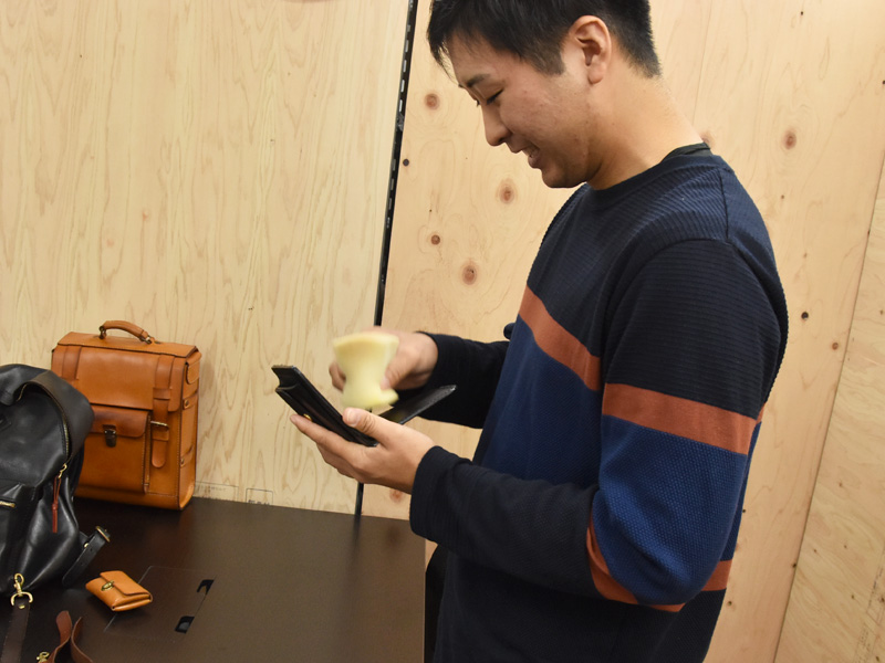 愛用品の二つ折り財布(WS-7)にラナパーを塗布する入間川