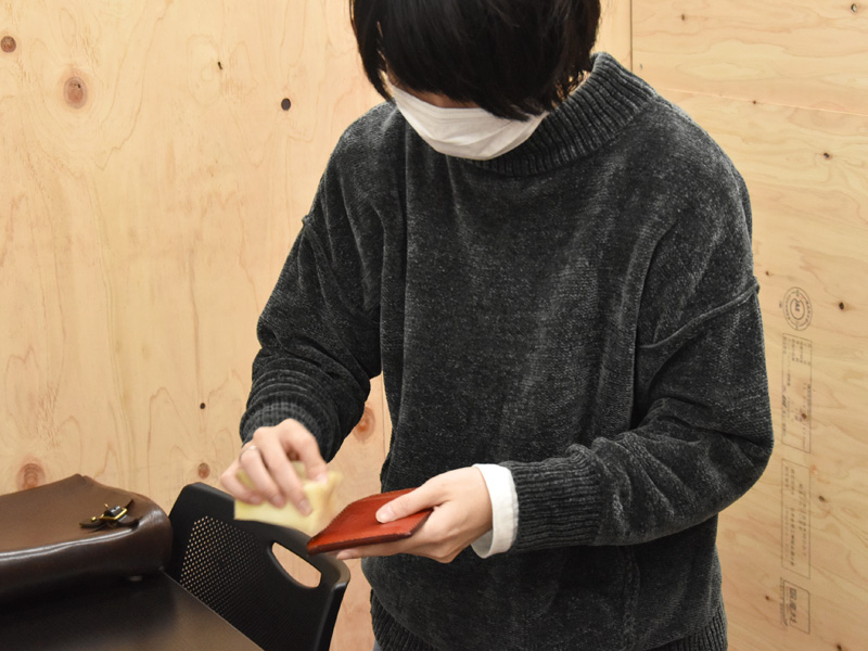 L字ファスナーミニ財布(KK-38)にラナパーを塗布する松下