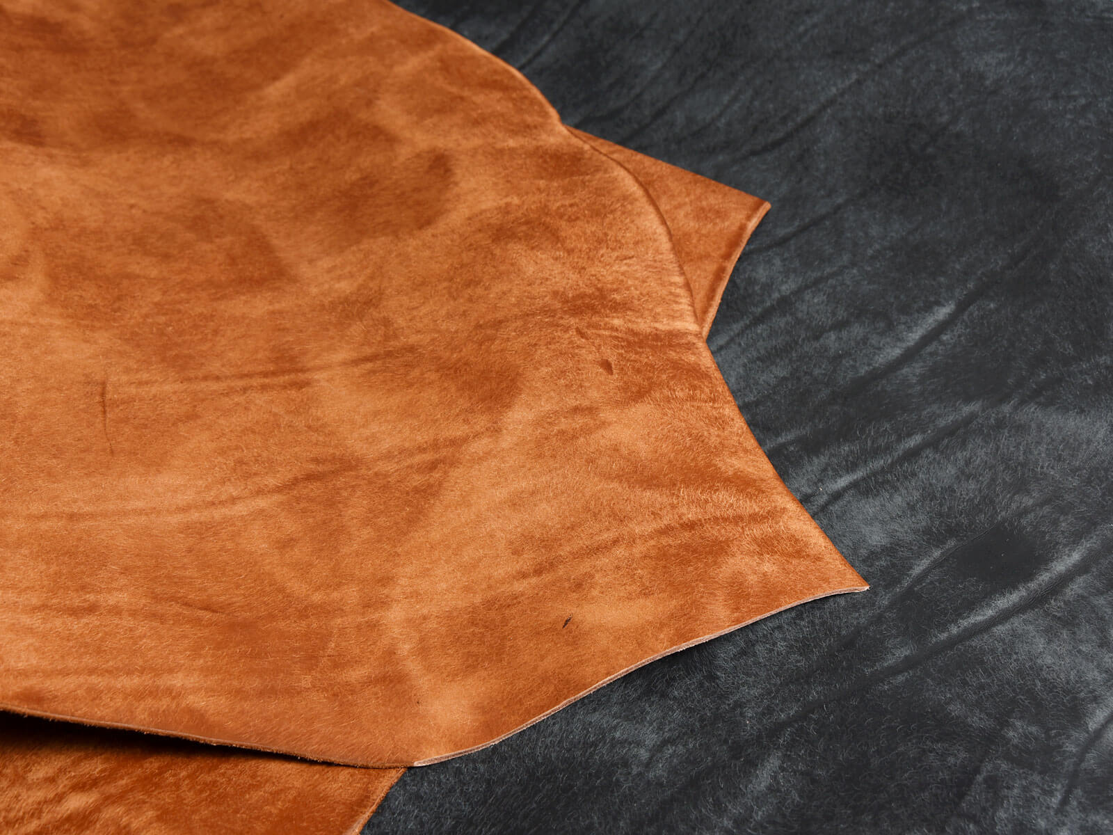 オリジナルレザーに加工を施したネビア