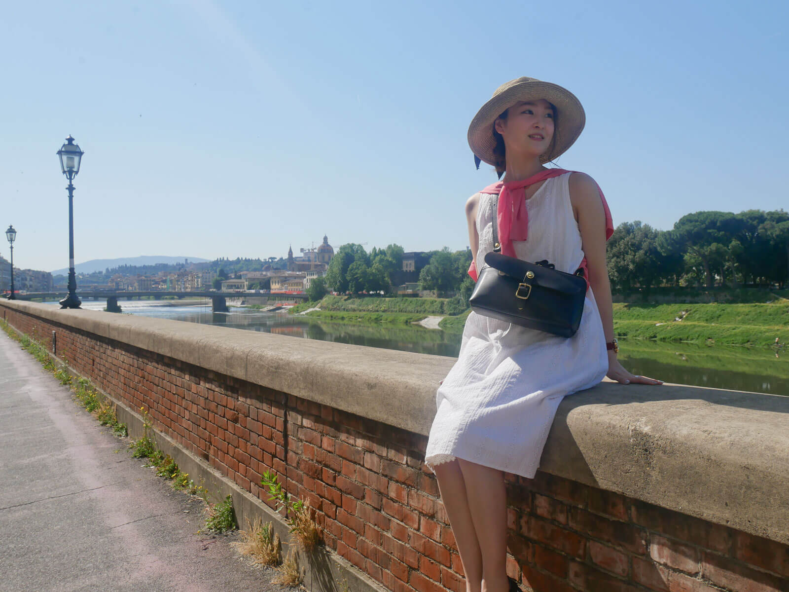 橋に腰掛ける西村