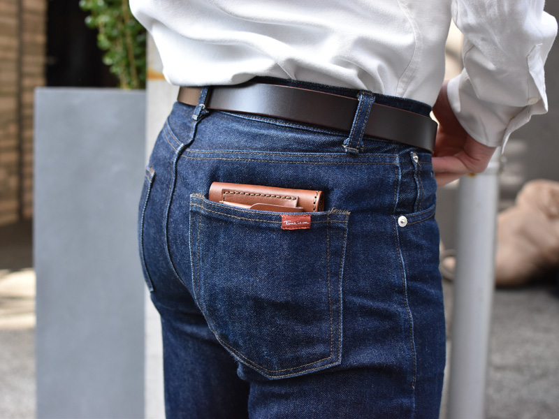 二つ折り財布(WS-7)ズボンのポケットへの収納例2