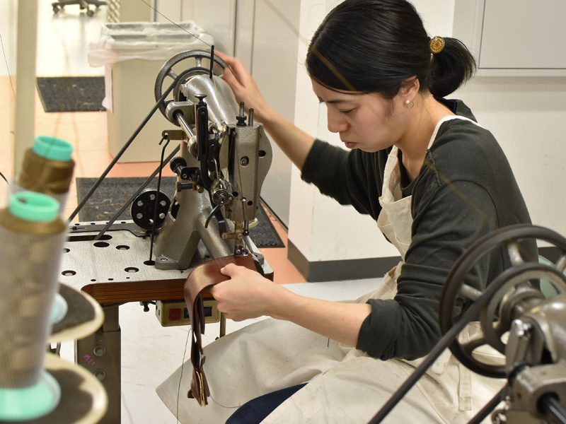 小型の二つ折り財布(WS-64)の札入れを縫い付ける様子