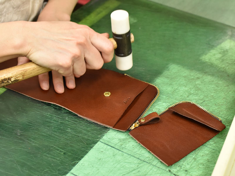 小型の二つ折り財布(WS-64)のファスナーを仮止めする様子
