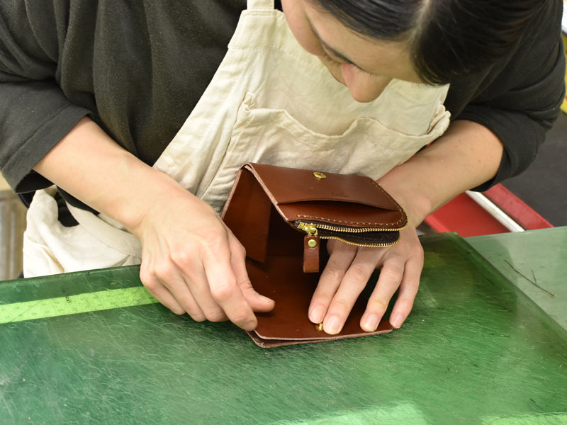 小型の二つ折り財布(WS-64)の札入れを仮止めする様子