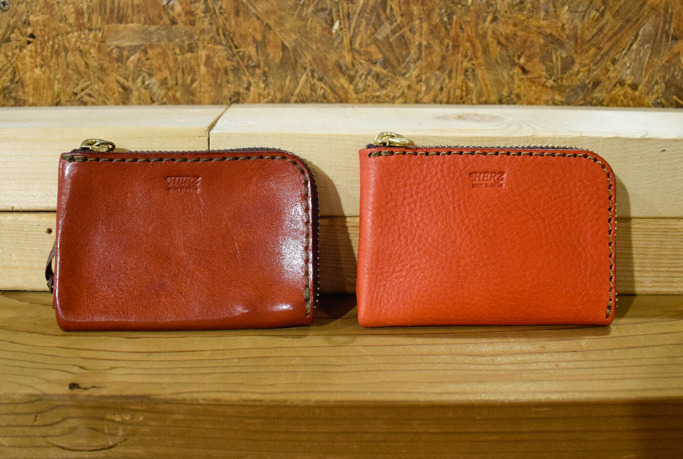 L字ファスナーカードケース(KC-122) レッドのエイジング比較