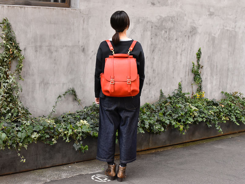 棒屋根クラシックリュック(R-153) レッドレディース着用