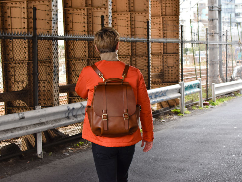 棒屋根クラシックリュック(R-153) チョコメンズ着用