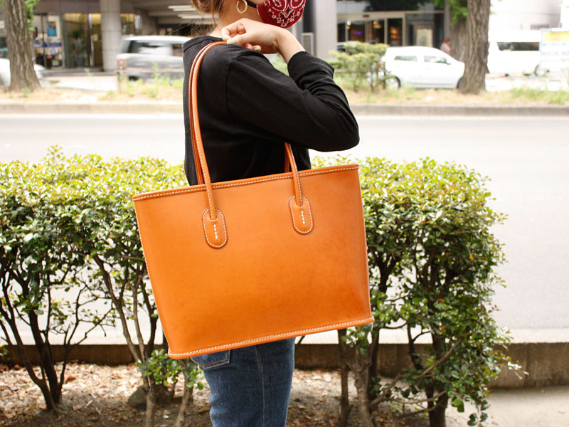 トートバッグ・ラウンドタイプ(Q-2) レディース着用