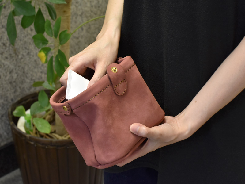 ヌバック特別仕様のがま口ポーチ