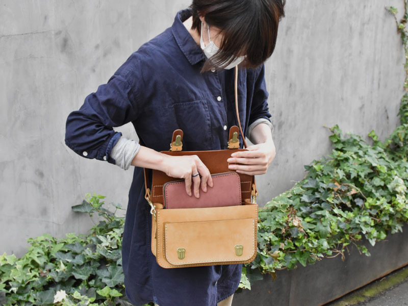 ヌバック特別仕様の二本ベルトの2wayミニバッグ収納例