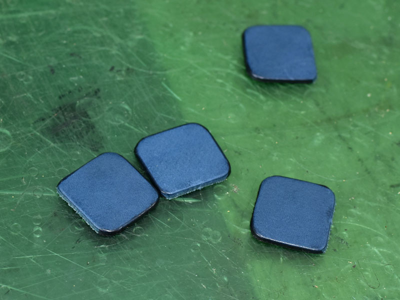 デニムブルーの三角ペンケース(KP-26)のつまみ