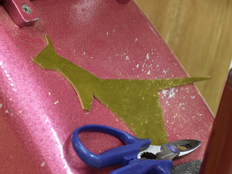 カンガルーの形をした端革の様子