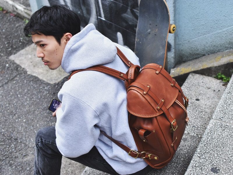 半かぶせの二本ベルトリュック(R-152)革色チョコメンズ着用例2