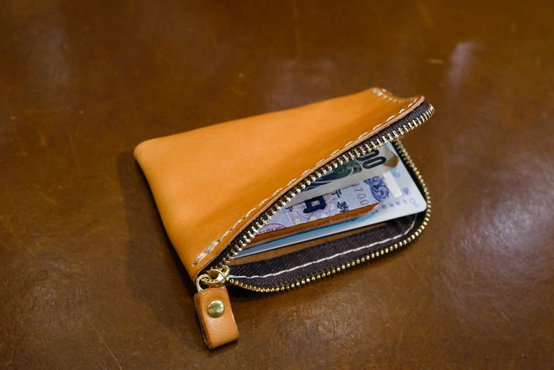 仕切り付きミニ財布(KK-2) ビジネスシーンでの使用2