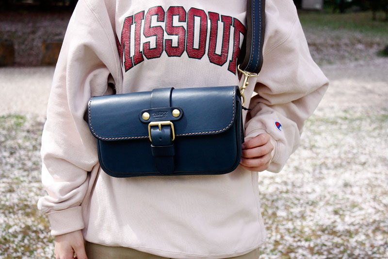 一本ベルトのクラシックボディバッグ(F-4)　ネイビー仕様