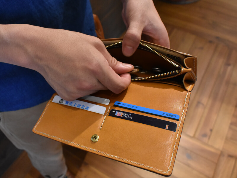 父の日にオススメの革小物!!ソフトレザーの長財布(WL-63)使用シーン