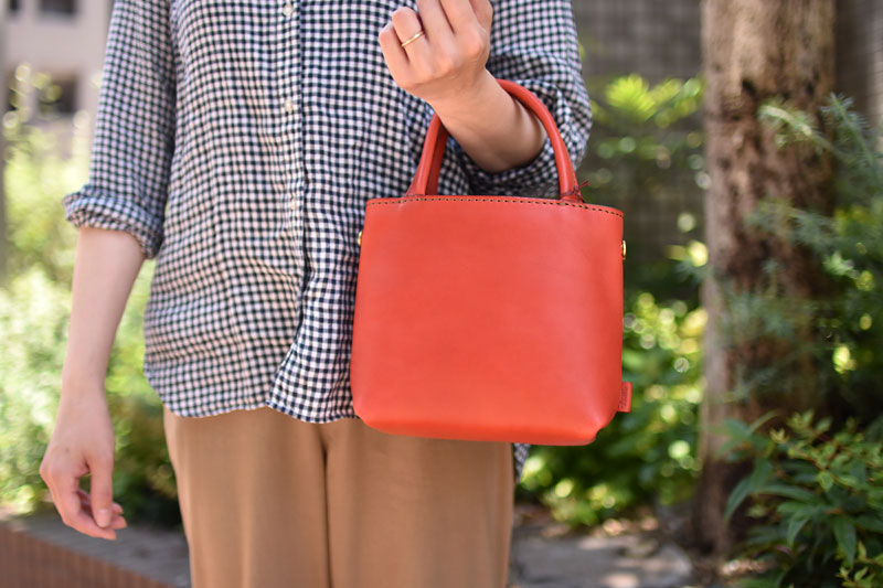 シンプルミニトート(MB-2109) ホックを開けた状態での腕掛け