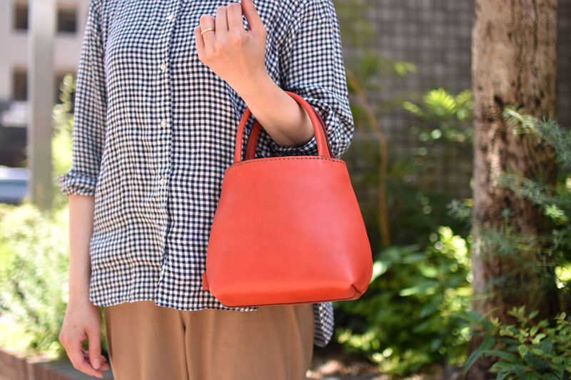 シンプルミニトート(MB-2109) ホックを閉じた状態での腕掛け