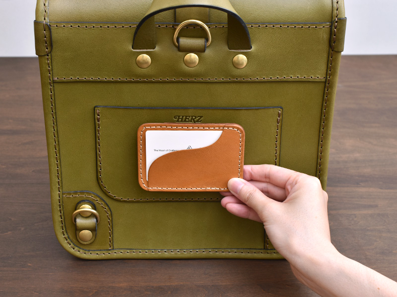 コンパクトスクエアリュック(MB-2103)後面ポケットの様子