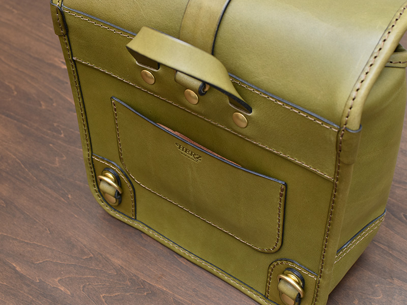 コンパクトスクエアリュック(MB-2103)後面ポケットにパスケースを収納した様子