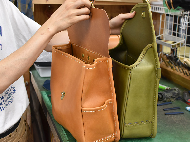 コンパクトスクエアリュック(MB-2103)試作品と完成品のマチを比較する様子