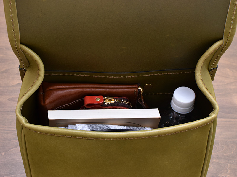 コンパクトスクエアリュック(MB-2103)荷物を収納した様子