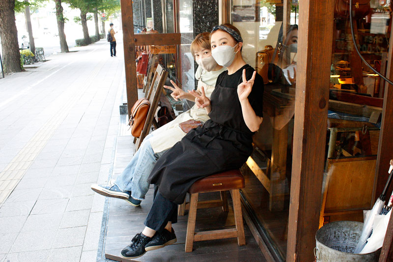 革のベンチに座る仙台店スタッフ2