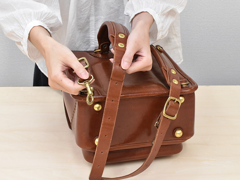 ランドセルをお手入れする前にナスカンパーツを外す様子