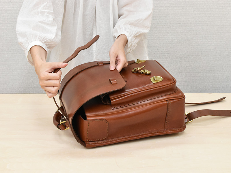 ランドセルをお手入れする前に前ベルトを外す様子