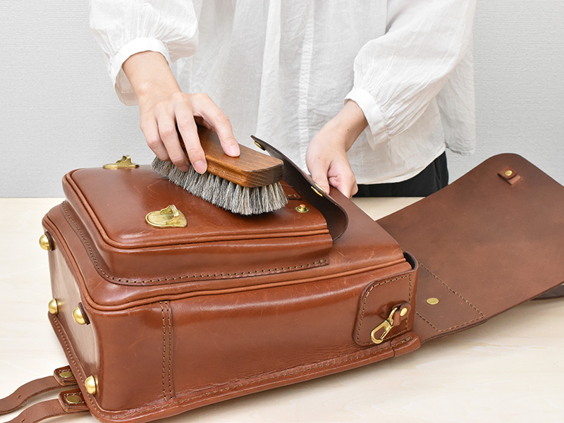 ランドセルにブラッシングをする様子