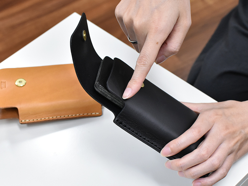 マルチスマホケース(KM-1)のくり抜かれたマチの様子