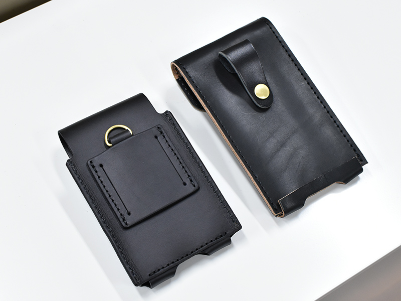 試作段階のケースと完成品のマルチスマホケース(KM-1)