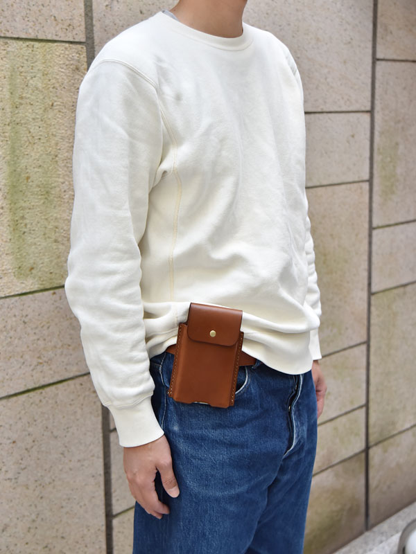 マルチスマホケース(KM-1)革色チョコをベルトに通した様子