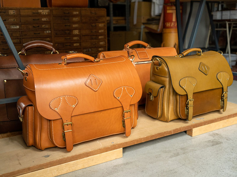 ジャーナリストバック キャメルとグリーン