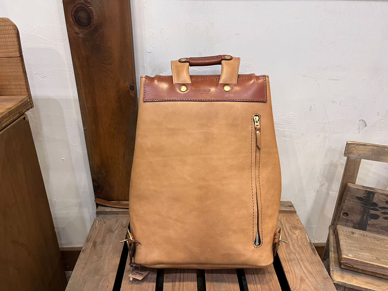 カフェモカ ツートン仕様のリュック後面2