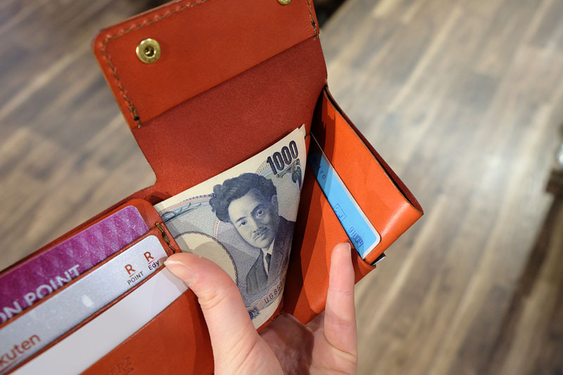 平ら財布 裏面カード入れ