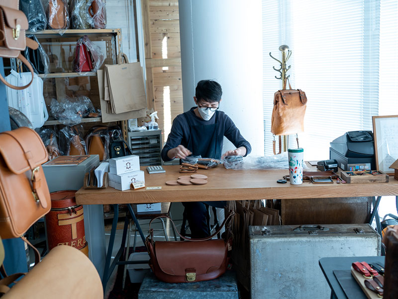 値付け中の村松