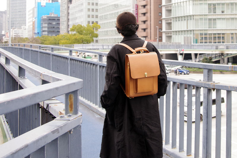 3way縦型バッグ(BC-105) カフェモカ仕様着用