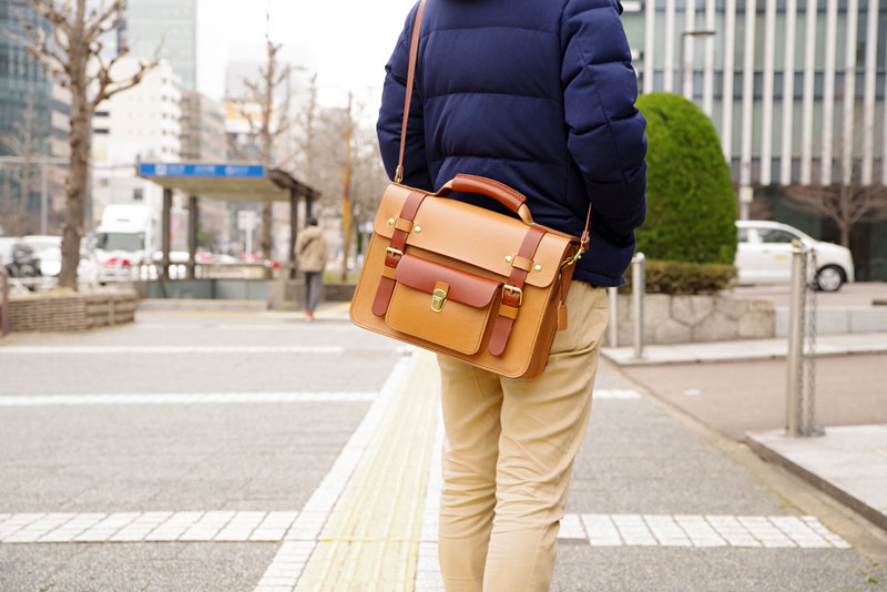 学生鞄風・2wayビジネスバッグ(BC-16) カフェモカ仕様着用