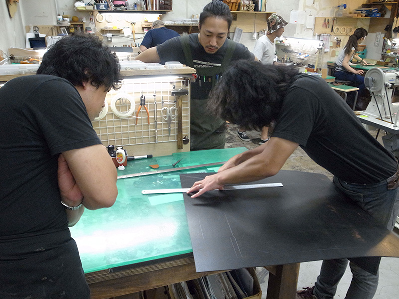 仙台店にてトランクの制作を学ぶ間所