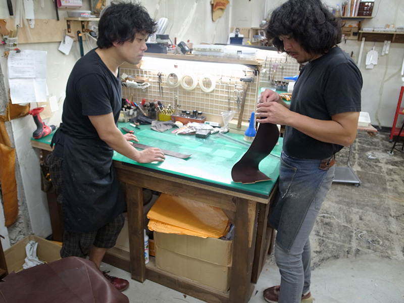 仙台店にてトランクの制作を学ぶ間所