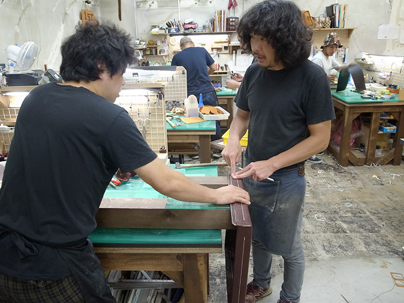 仙台店にてトランクの制作を学ぶ間所
