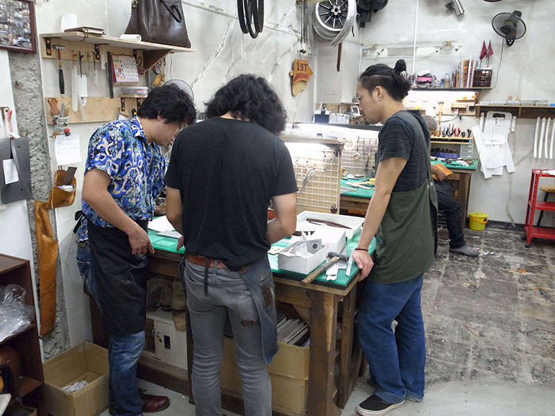 仙台店にてトランクの制作を学ぶ間所