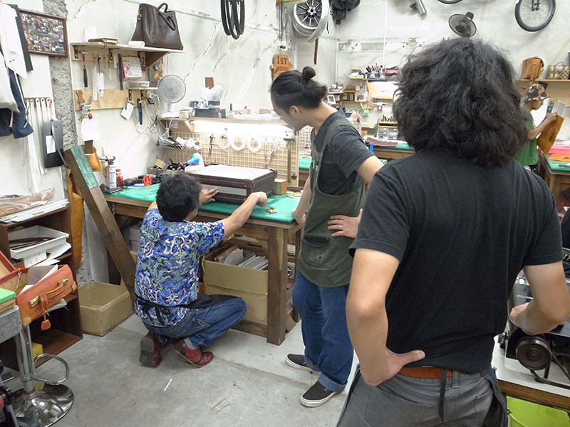 仙台店にてトランクの制作を学ぶ間所