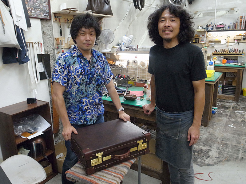 仙台店にてトランクの制作を学ぶ間所