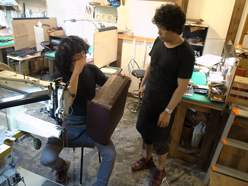 仙台店にてトランクの制作を学ぶ間所