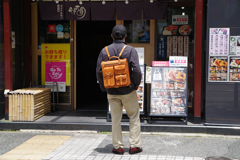 前面3ポケット標本3wayバッグ(A-19-R) メンズ着用2