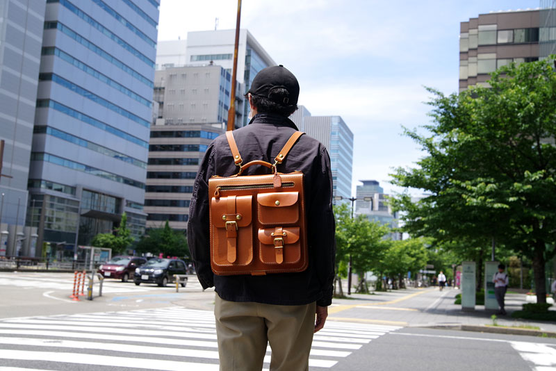 前面3ポケット標本3wayバッグ(A-19-R) メンズ着用3