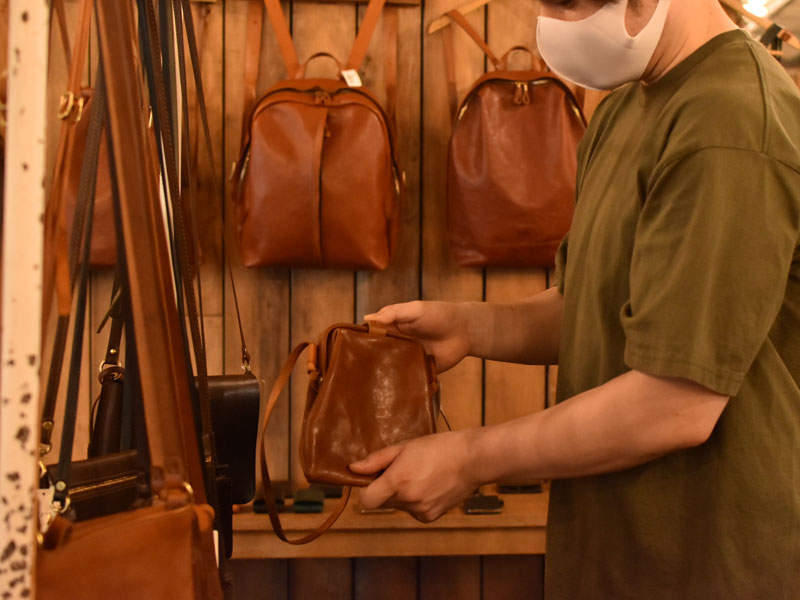 Organ店内を物色する野元4