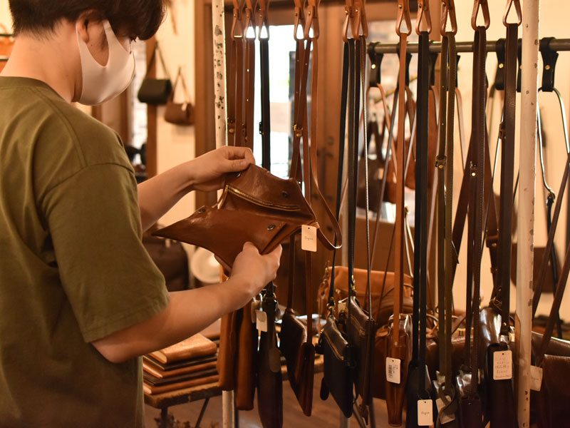 Organ店内を物色する野元5